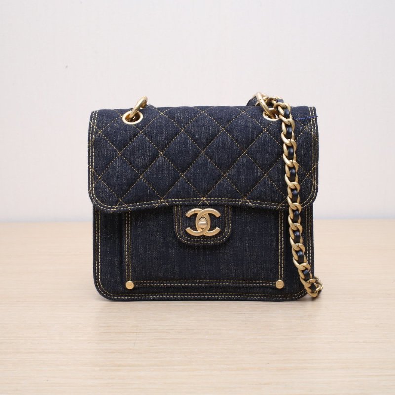 CHANEL 23S手柄郵差包22黑色牛仔晶片開金扣肩背包-1