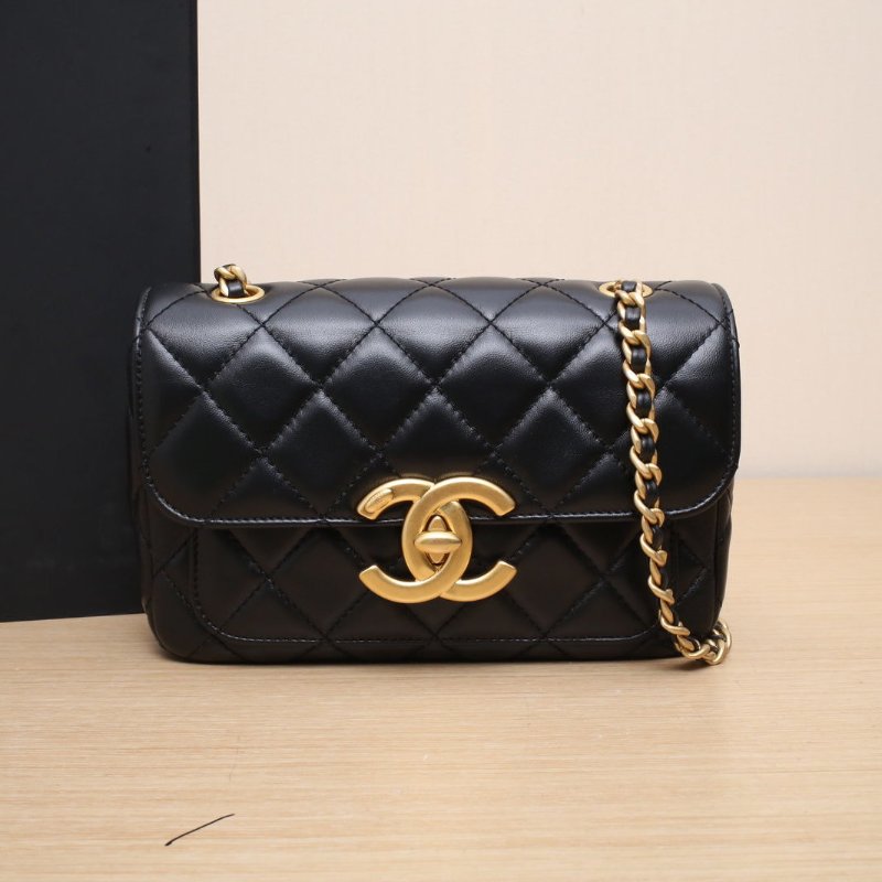CHANEL 黑色羊皮晶片開金扣24B大Logo口蓋包方胖子肩背包-0