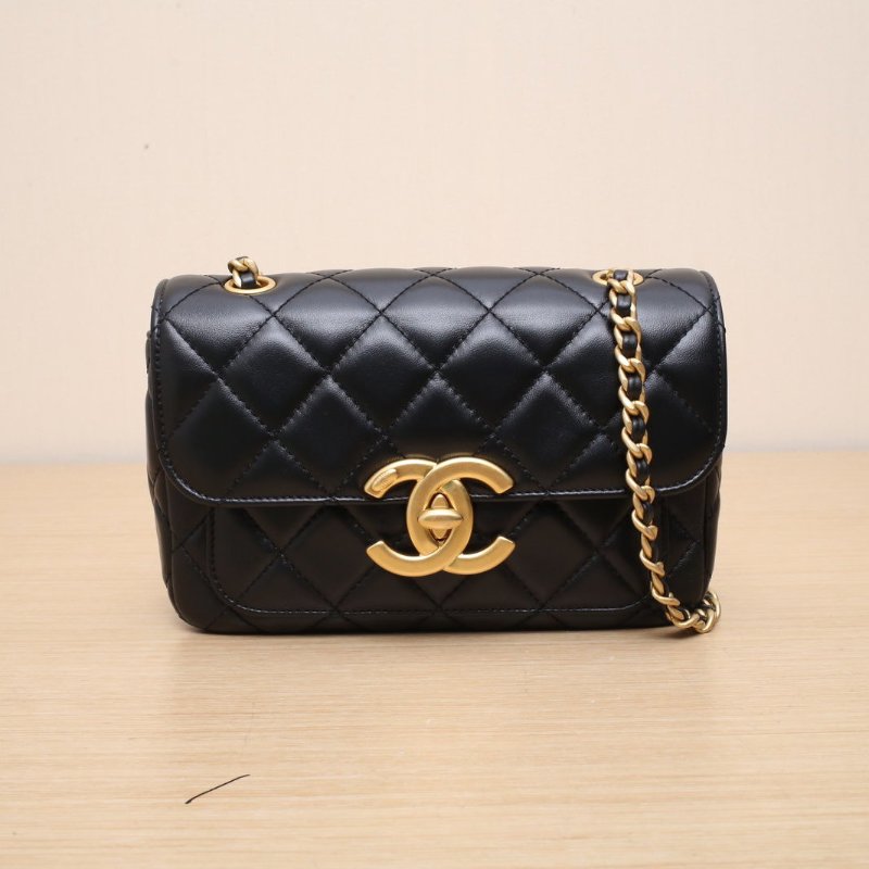 CHANEL 黑色羊皮晶片開金扣24B大Logo口蓋包方胖子肩背包-1