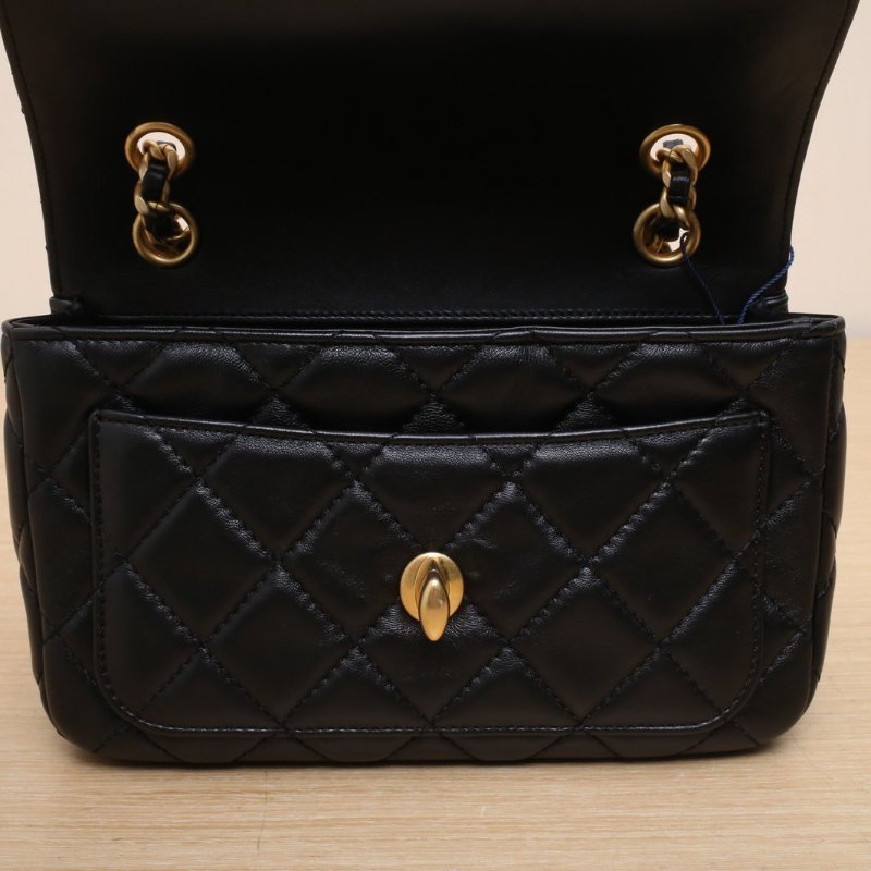 CHANEL 黑色羊皮晶片開金扣24B大Logo口蓋包方胖子肩背包-2