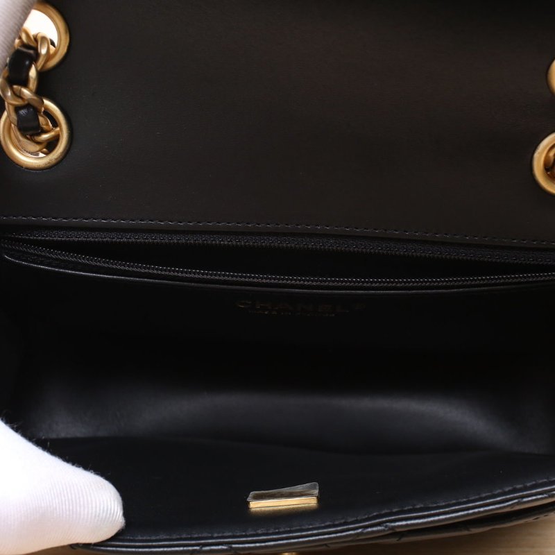 CHANEL 黑色羊皮晶片開金扣24B大Logo口蓋包方胖子肩背包-3