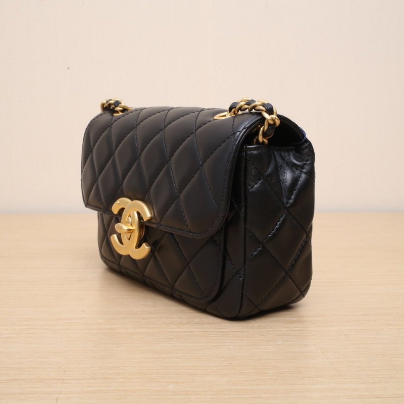 CHANEL 黑色羊皮晶片開金扣24B大Logo口蓋包方胖子肩背包-4