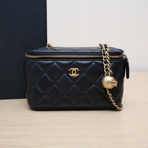 CHANEL 長盒子化妝包帶鏡子16.5黑色羊皮鐳射標金扣金球調節扣肩帶肩背包