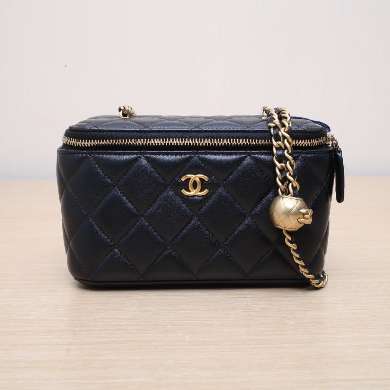 CHANEL 長盒子化妝包帶鏡子16.5黑色羊皮鐳射標金扣金球調節扣肩帶肩背包-1