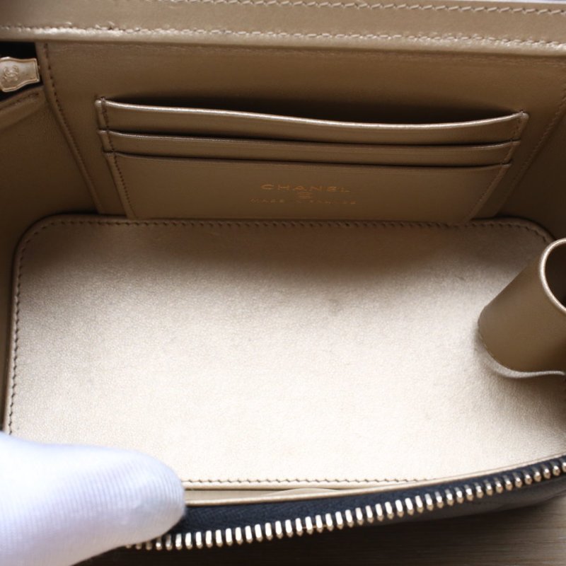 CHANEL 長盒子化妝包帶鏡子16.5黑色羊皮鐳射標金扣金球調節扣肩帶肩背包-4