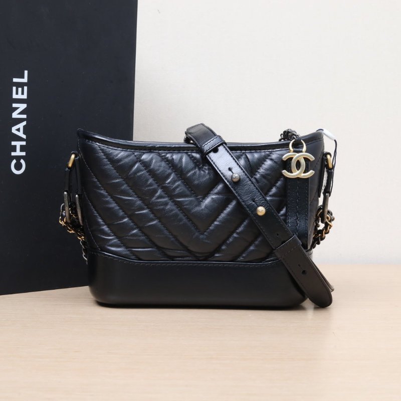 CHANEL GABRIELLE流浪小號20黑色牛皮30開金銀扣V紋肩背包-0