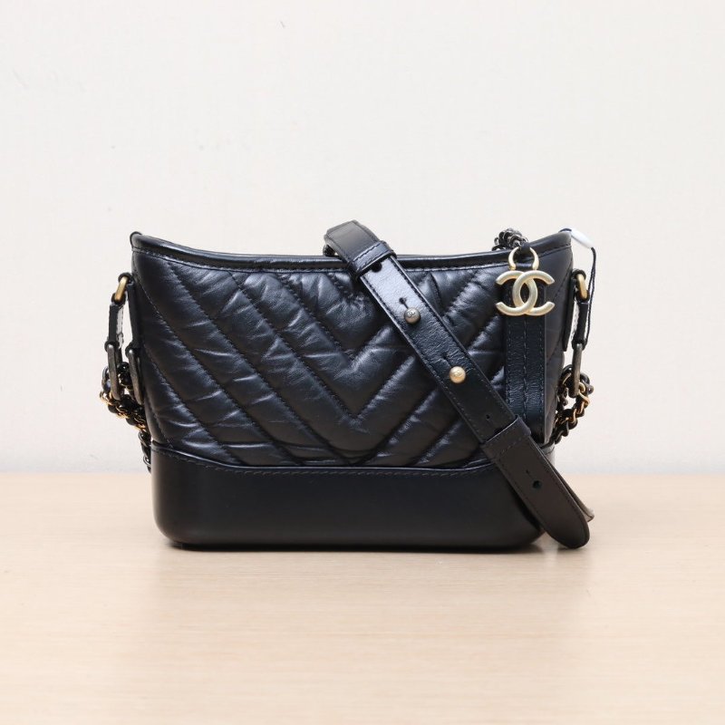 CHANEL GABRIELLE流浪小號20黑色牛皮30開金銀扣V紋肩背包-1