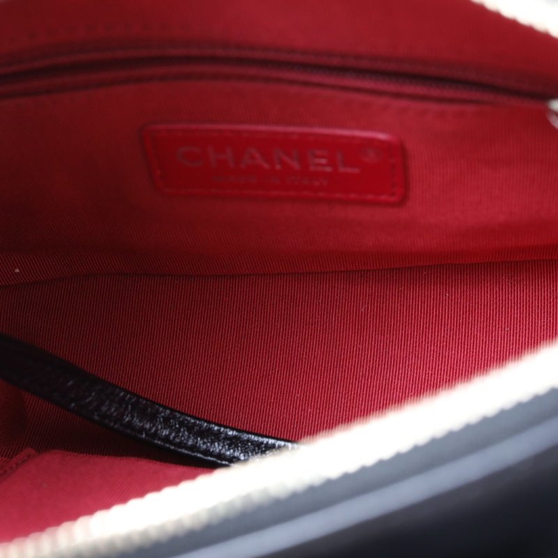 CHANEL GABRIELLE流浪小號20黑色牛皮30開金銀扣V紋肩背包-2