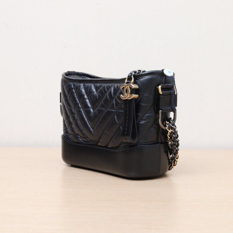 CHANEL GABRIELLE流浪小號20黑色牛皮30開金銀扣V紋肩背包-3