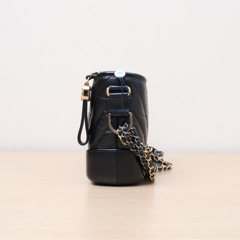 CHANEL GABRIELLE流浪小號20黑色牛皮30開金銀扣V紋肩背包-4