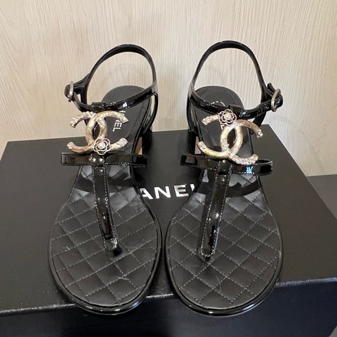 Chanel小香 香奈兒大雙C帶鑽飾山茶花logo漆面低跟涼鞋（9.5成新）