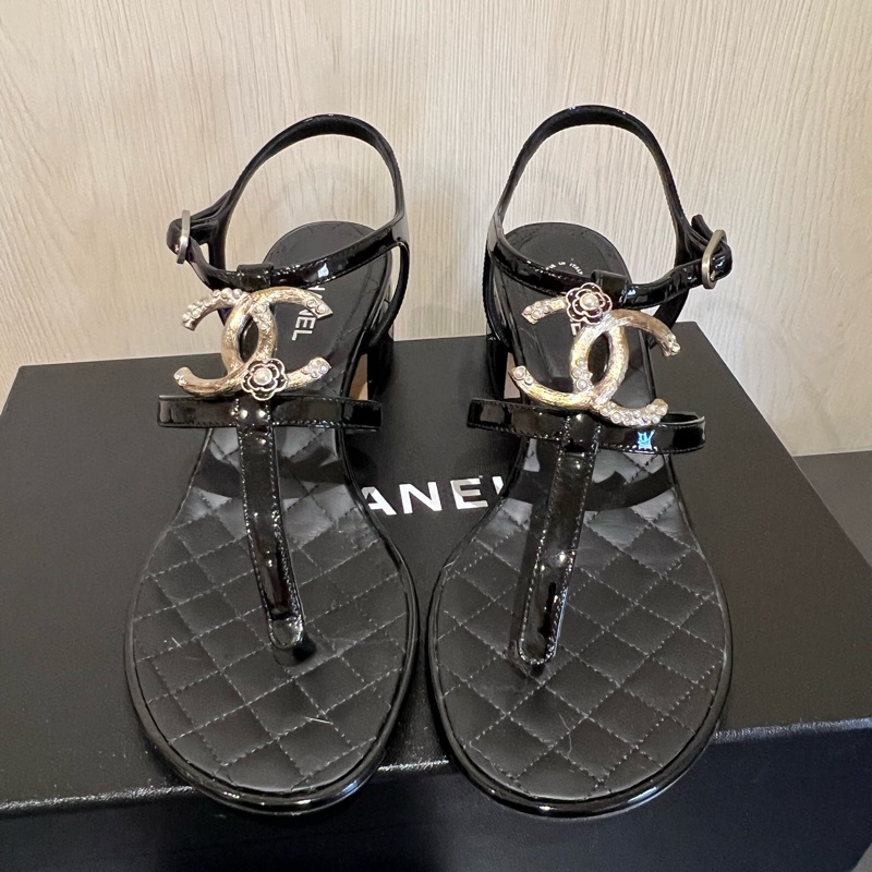 Chanel小香 香奈兒大雙C鑽飾山茶花logo漆面低跟涼鞋（9.5成新）-0