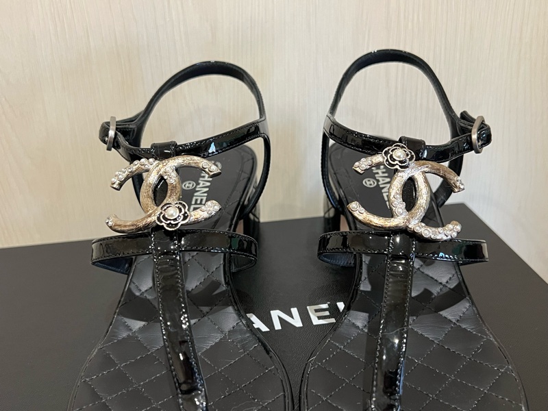 Chanel小香 香奈兒大雙C鑽飾山茶花logo漆面低跟涼鞋（9.5成新）-1