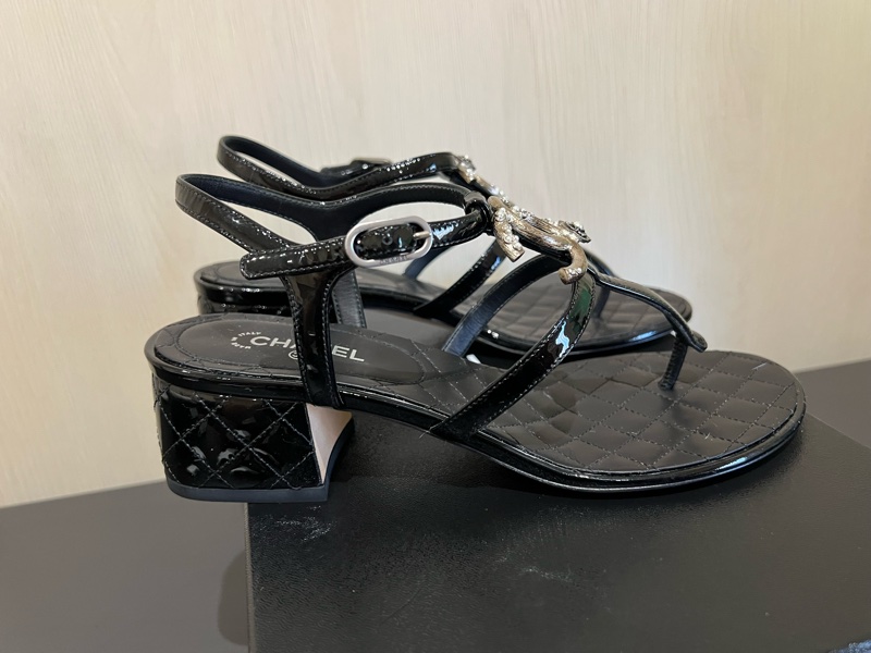 Chanel小香 香奈兒大雙C鑽飾山茶花logo漆面低跟涼鞋（9.5成新）-3