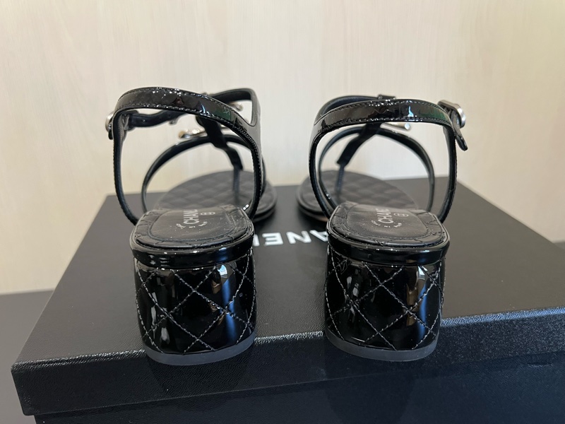 Chanel小香 香奈兒大雙C鑽飾山茶花logo漆面低跟涼鞋（9.5成新）-4