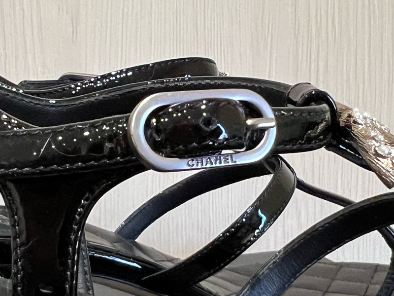 Chanel小香 香奈兒大雙C鑽飾山茶花logo漆面低跟涼鞋（9.5成新）-5