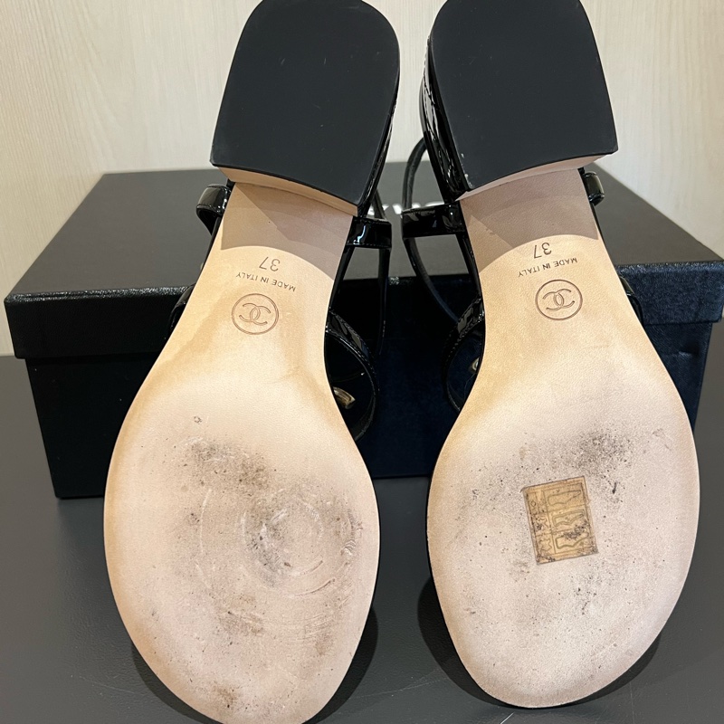 Chanel小香 香奈兒大雙C鑽飾山茶花logo漆面低跟涼鞋（9.5成新）-9