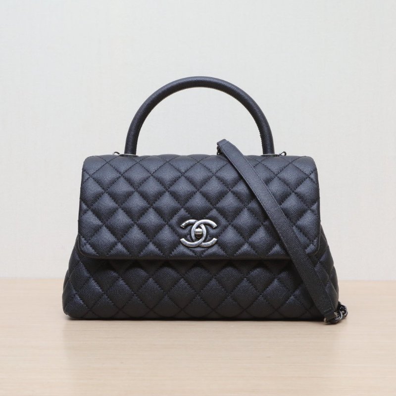 CHANEL CocoHandle中號29黑色荔枝牛皮23開銀扣肩背包-1