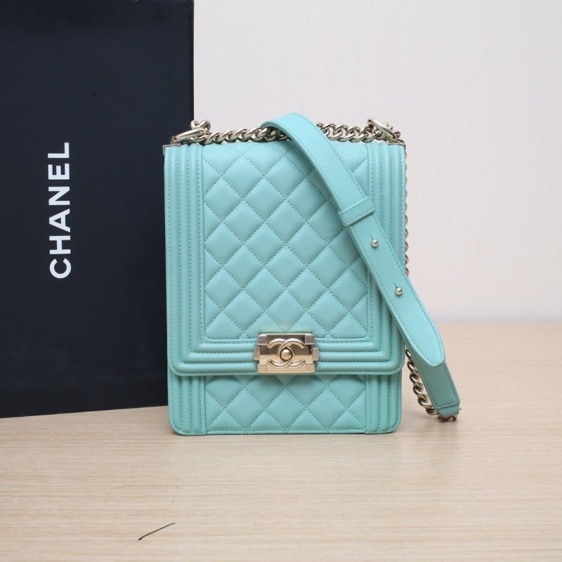 CHANEL Leboy豎版16淺綠色牛皮27開金扣菱格紋肩背包-0