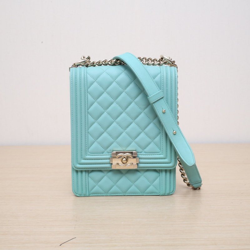 CHANEL Leboy豎版16淺綠色牛皮27開金扣菱格紋肩背包-1