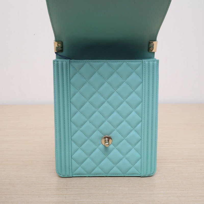 CHANEL Leboy豎版16淺綠色牛皮27開金扣菱格紋肩背包-2