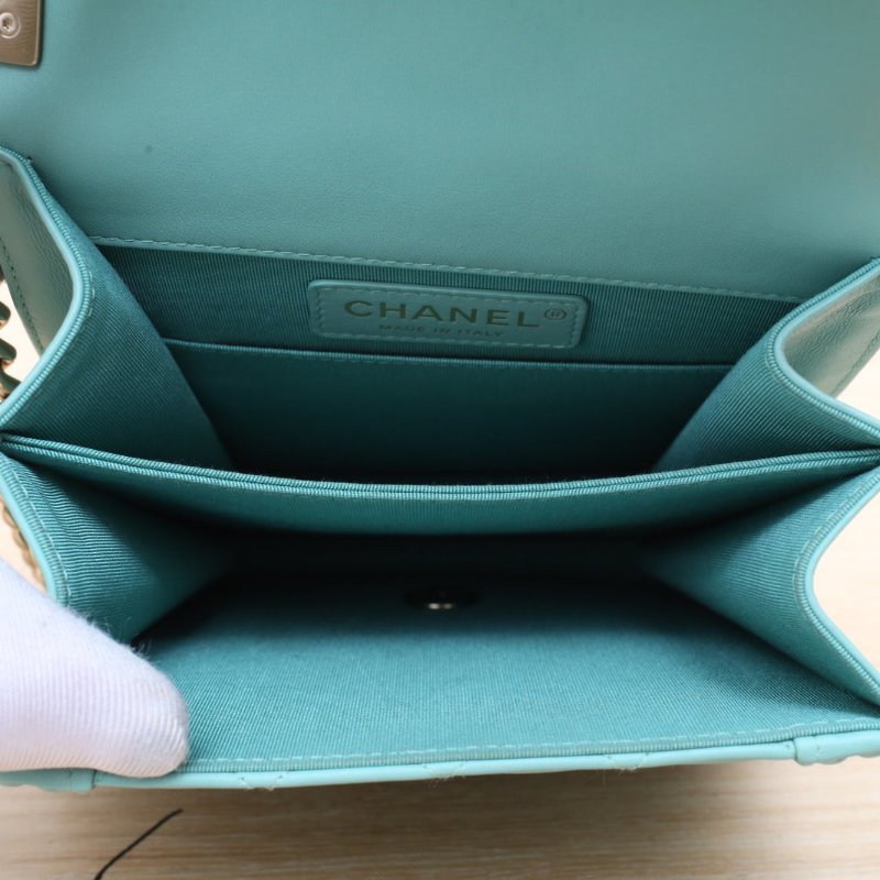 CHANEL Leboy豎版16淺綠色牛皮27開金扣菱格紋肩背包-3