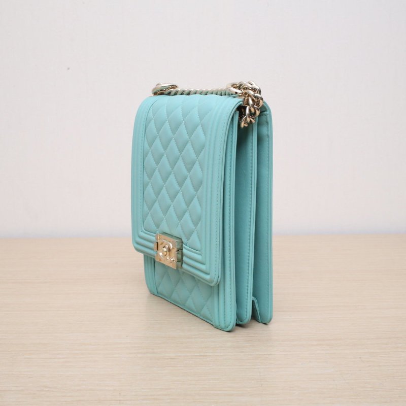 CHANEL Leboy豎版16淺綠色牛皮27開金扣菱格紋肩背包-4