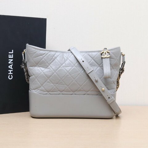 CHANEL GABRIELLE流浪中號28灰色牛皮28開金銀扣肩背包