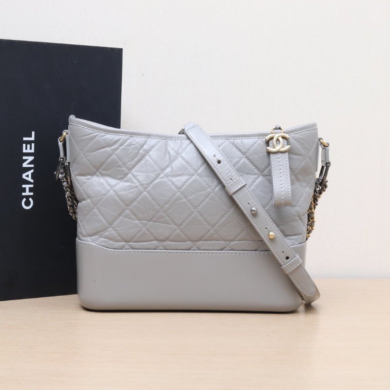 CHANEL GABRIELLE流浪中號28灰色牛皮28開金銀扣肩背包-0