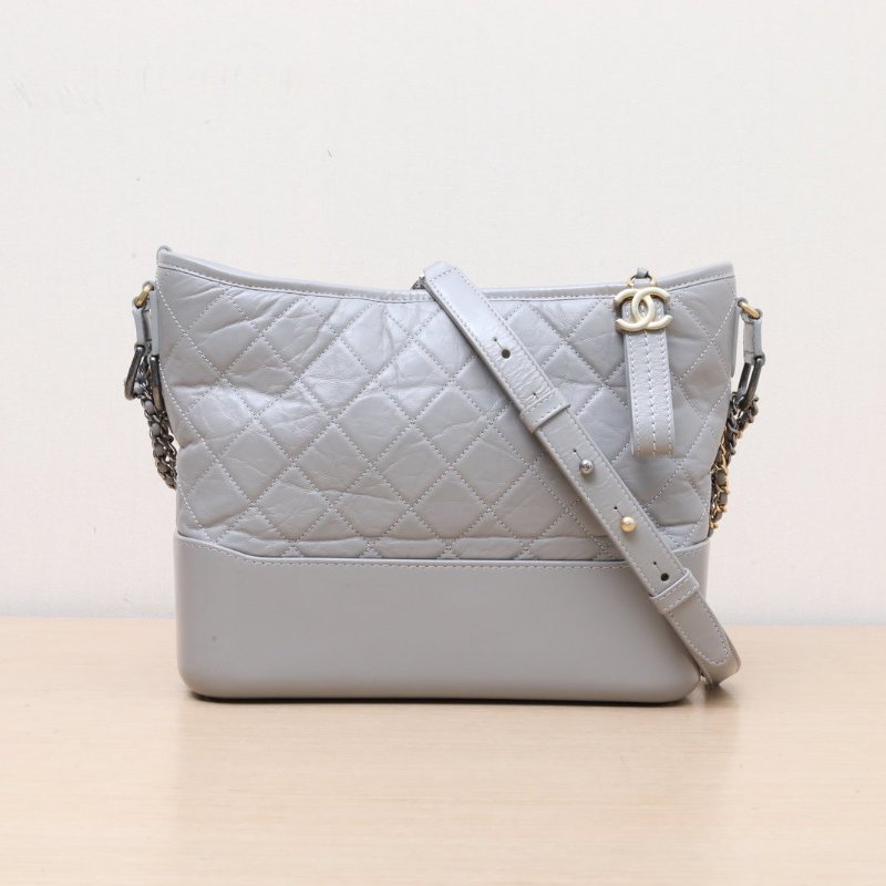 CHANEL GABRIELLE流浪中號28灰色牛皮28開金銀扣肩背包-1