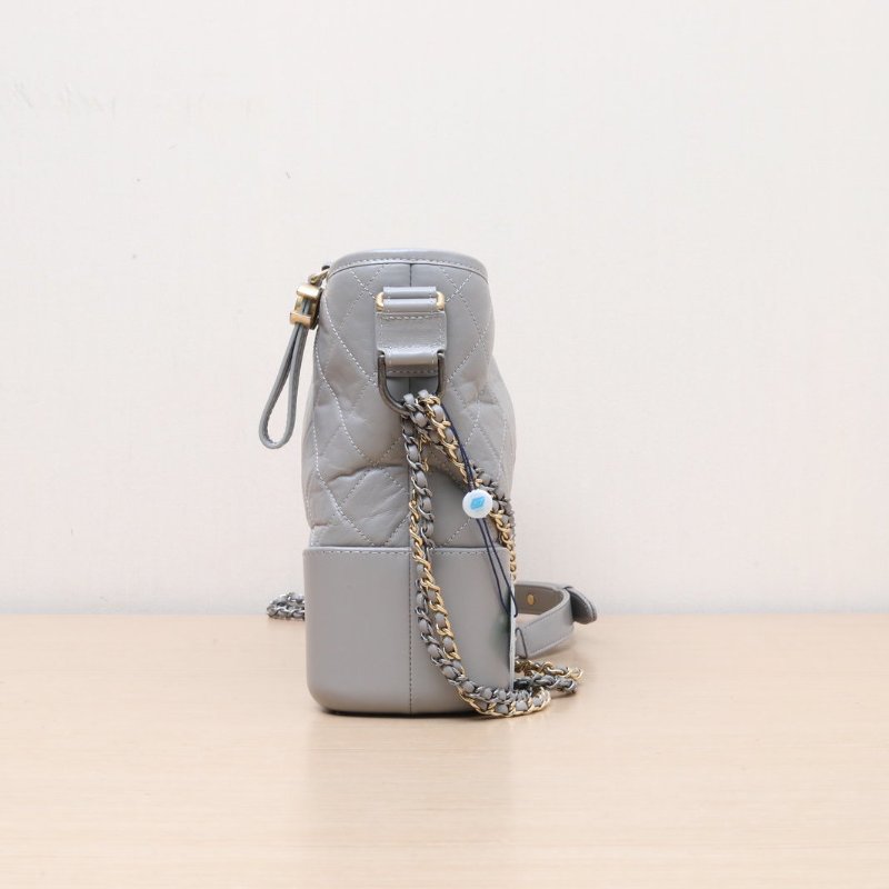 CHANEL GABRIELLE流浪中號28灰色牛皮28開金銀扣肩背包-4