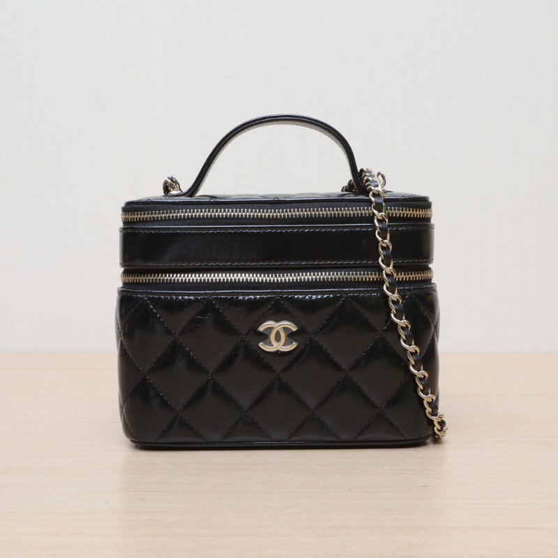 CHANEL 22B手提長盒子化妝包雙層拉鏈帶鏡子16黑色羊皮鐳射標金扣肩背包-1