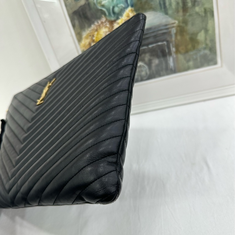 聖羅蘭/Ysl 黑金V紋手拿包 尺寸:30*20-3