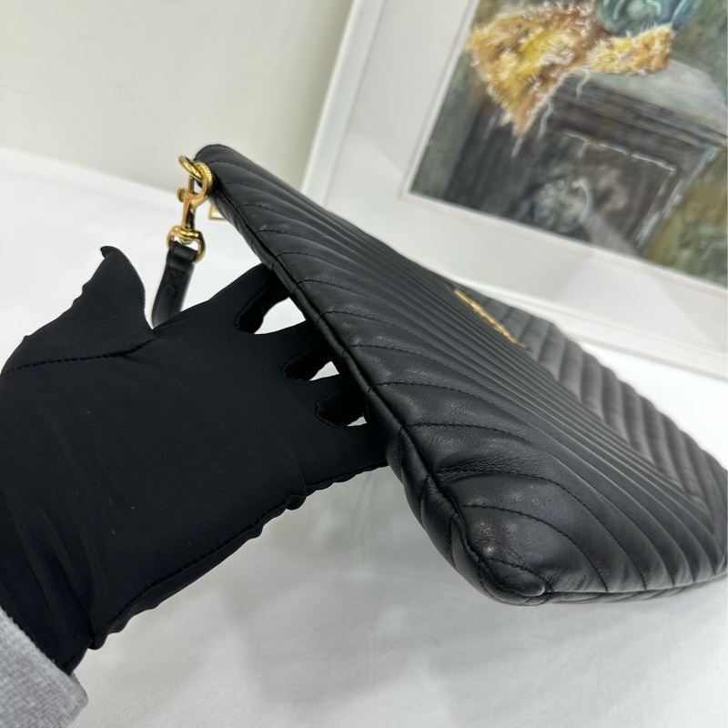 聖羅蘭/Ysl 黑金V紋手拿包 尺寸:30*20-4