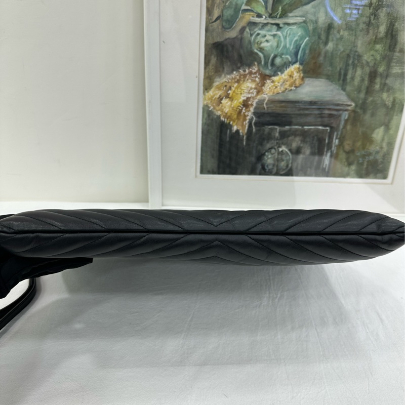 聖羅蘭/Ysl 黑金V紋手拿包 尺寸:30*20-5