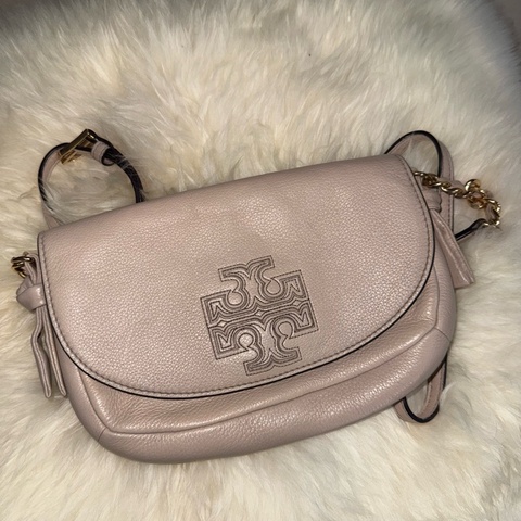 Tory Burch（TB）枕頭包 奶茶色  ✨ 閒置 出清 Tory Burch TB 枕頭包 奶茶色 皮革 肩背包 斜背包 柔軟 枕頭款 氣質 百搭 女神 必備 精品 二手