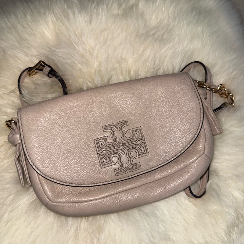 Tory Burch（TB）枕頭包 奶茶色  ✨ 閒置 出清 Tory Burch TB 枕頭包 奶茶色 皮革 肩背包 斜背包 柔軟 枕頭款 氣質 百搭 女神 必備 精品 二手-0