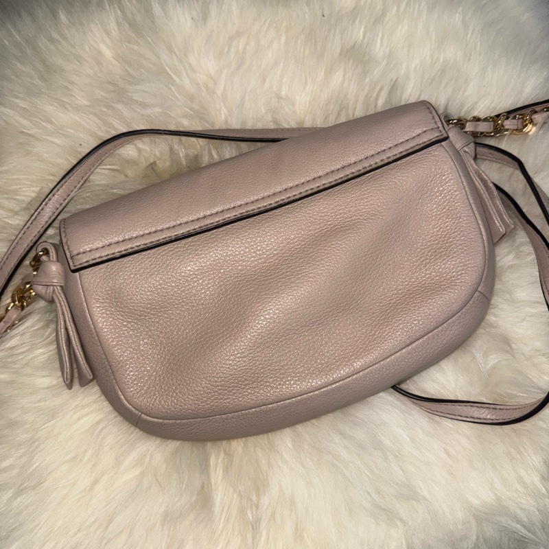 Tory Burch（TB）枕頭包 奶茶色  ✨ 閒置 出清 Tory Burch TB 枕頭包 奶茶色 皮革 肩背包 斜背包 柔軟 枕頭款 氣質 百搭 女神 必備 精品 二手-1