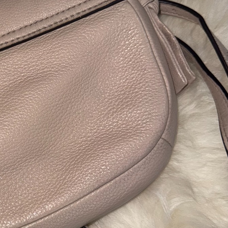 Tory Burch（TB）枕頭包 奶茶色  ✨ 閒置 出清 Tory Burch TB 枕頭包 奶茶色 皮革 肩背包 斜背包 柔軟 枕頭款 氣質 百搭 女神 必備 精品 二手-4