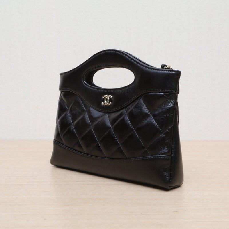 CHANEL 31BagNano橫版20.5黑色羊皮鐳射標淺金扣肩背包-4