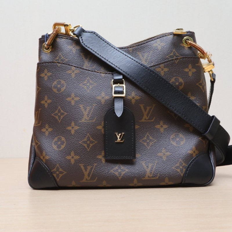 LOUIS VUITTON Odeon單肩斜挎牛角包小號24黑色PVC金扣晶片肩背包-1