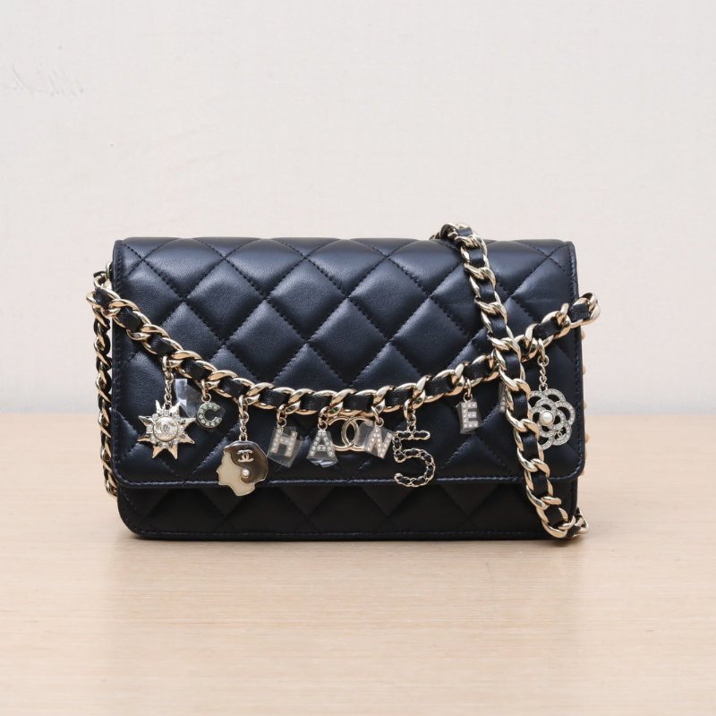 CHANEL 21PCFWOC19黑色羊皮31開淺金扣菱格紋金屬徽章皮穿鏈肩背包-1