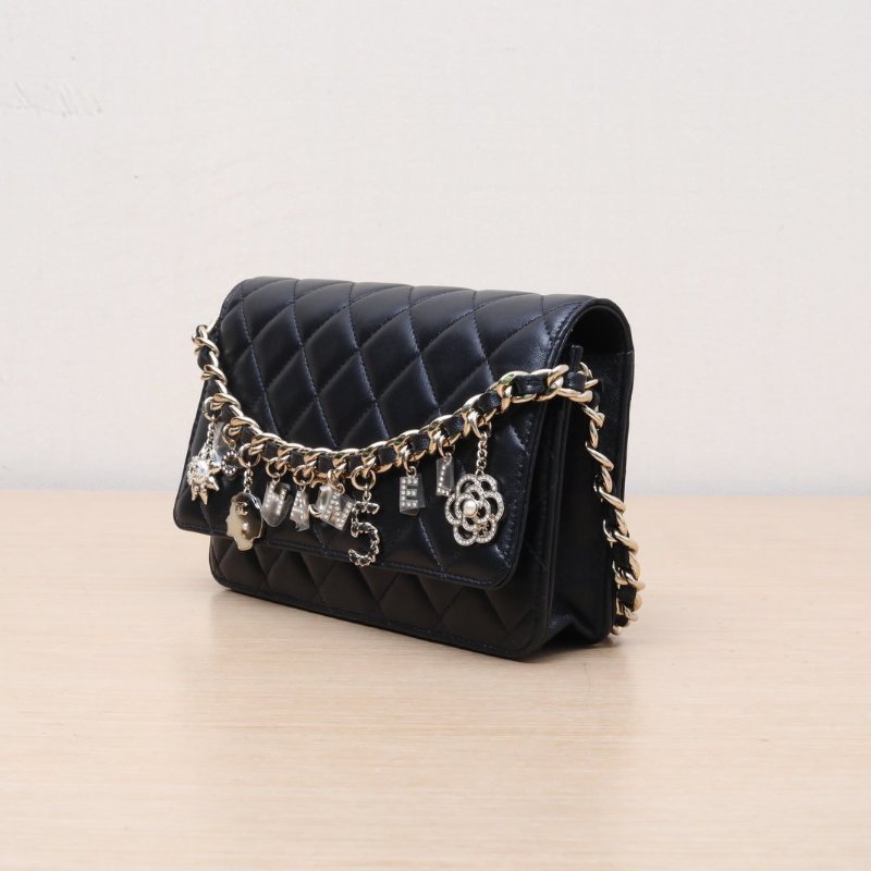 CHANEL 21PCFWOC19黑色羊皮31開淺金扣菱格紋金屬徽章皮穿鏈肩背包-4