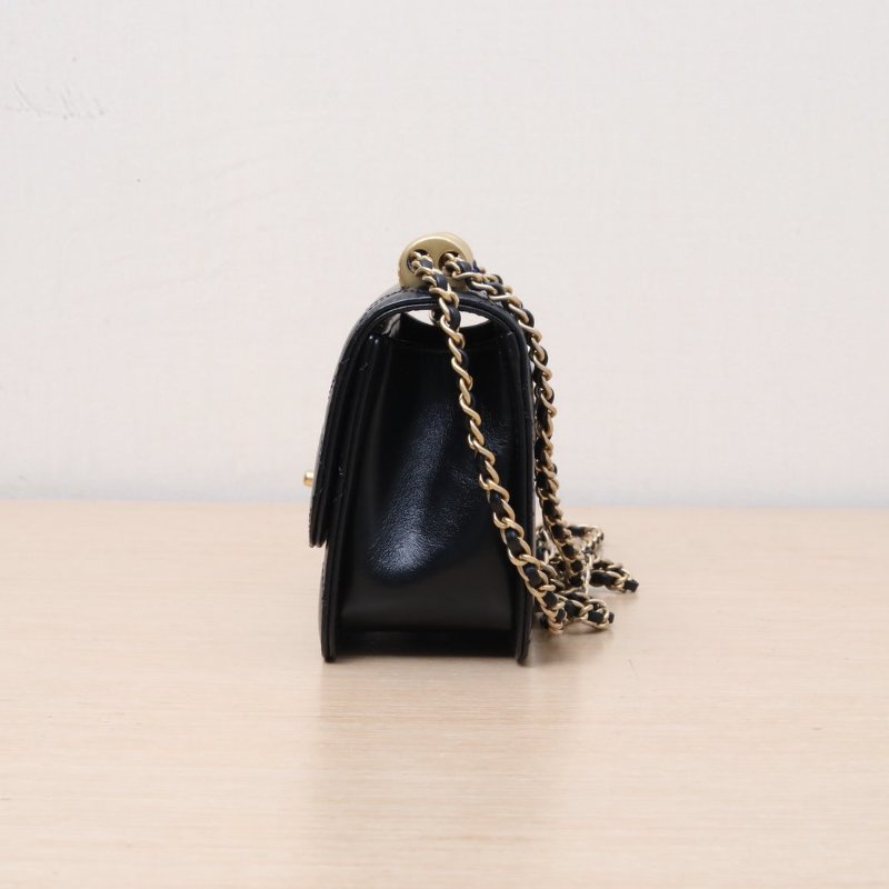 CHANEL 21ACF口蓋包19晶片開金扣黑色牛皮雙金珠皮穿鏈肩背包-4