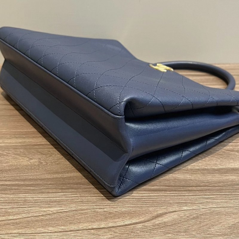 CHANEL 藍色金扣菱格紋手提托特包 33*24*12 98新配件塵袋保卡-1