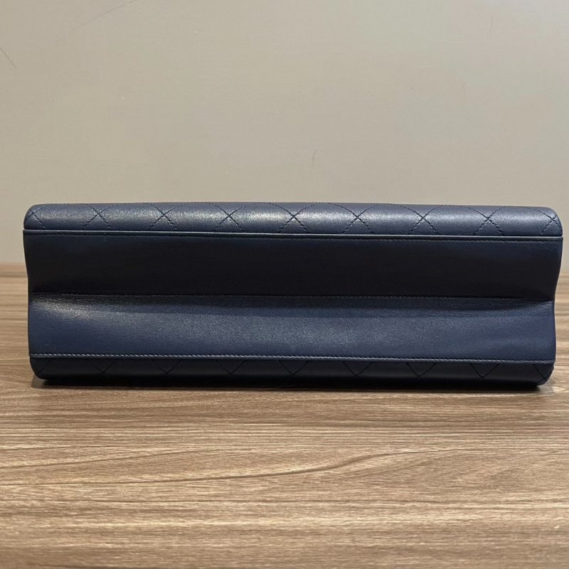 CHANEL 藍色金扣菱格紋手提托特包 33*24*12 98新配件塵袋保卡-3