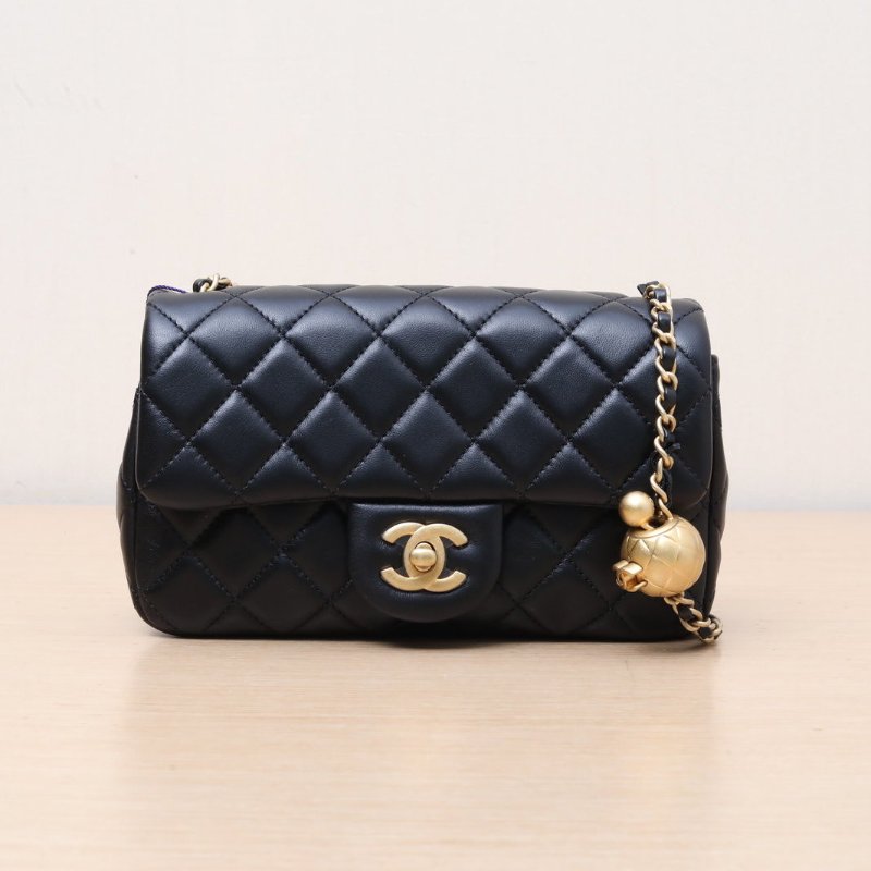 CHANEL CF口蓋包大Mini2030開金扣黑色羊皮金球調節扣肩帶肩背包-1