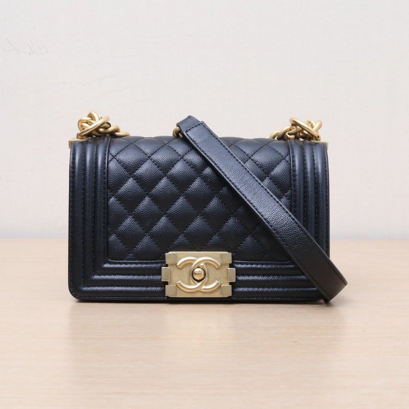 CHANEL Leboy小號20.5黑色荔枝牛皮晶片開金扣菱格紋肩背包-1