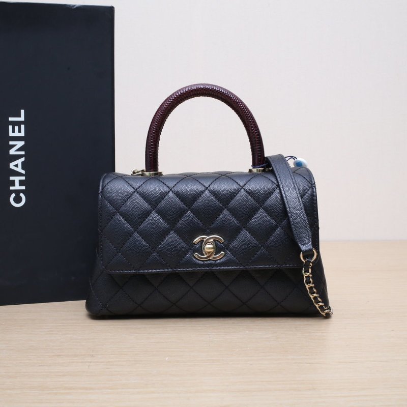 CHANEL CocoHandle小號24黑色荔枝牛皮晶片開金扣蜥蜴壓紋手柄肩背包-0