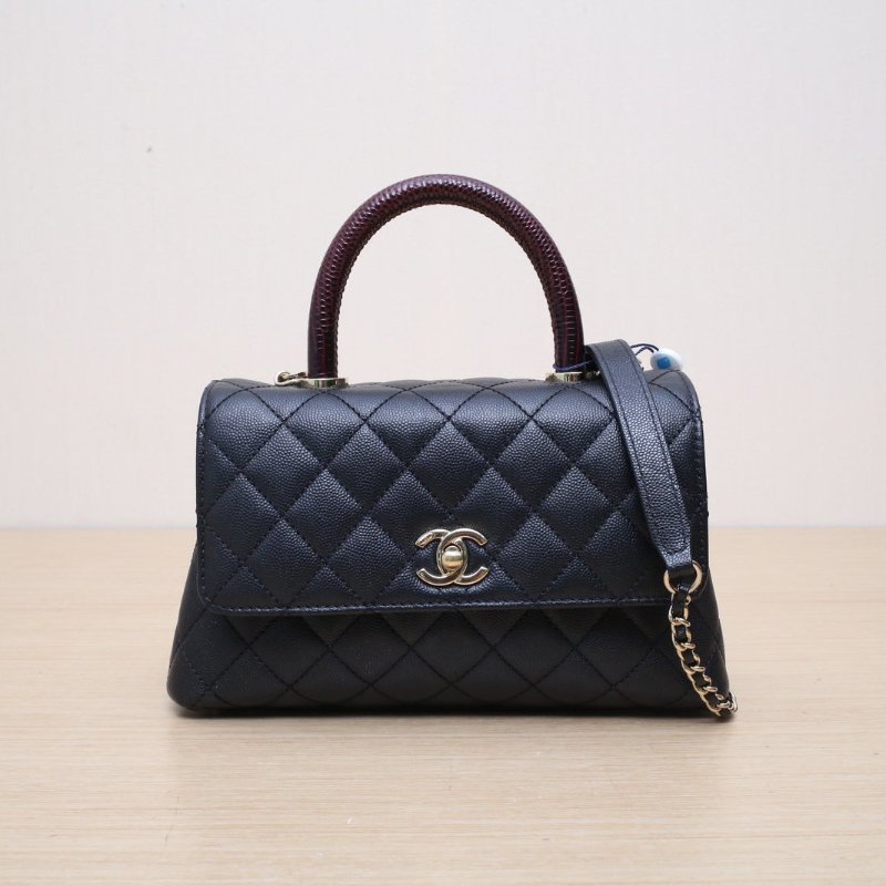 CHANEL CocoHandle小號24黑色荔枝牛皮晶片開金扣蜥蜴壓紋手柄肩背包-1